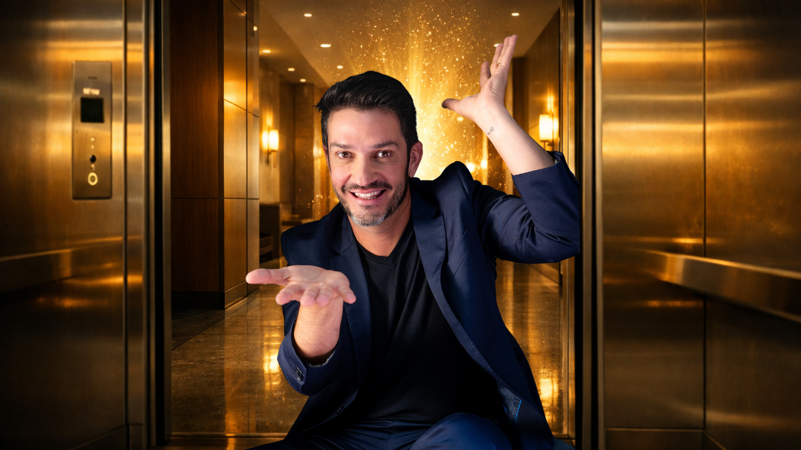 Marcelo Braga sorrindo dentro de um elevador moderno com portas abertas, iluminação dourada ao fundo criando efeito de portal e atmosfera de oportunidade.