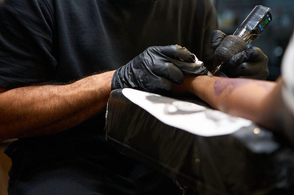 Formação artística fortalece a profissionalização da tatuagem no Brasil