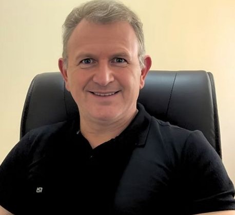 Especialista do movimento e terapeuta somático, Marcio Geteski destaca abordagem integrada para saúde física e emocional