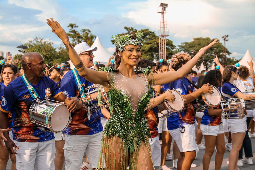 Josi Aoas vive o auge do Carnaval paulistano com jornada dupla na avenida e protagonismo nos bastidores da maior experiência da folia em São Paulo