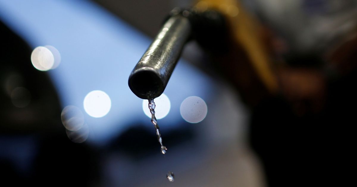 Postos relatam alta nos combustíveis por distribuidoras, diz entidade