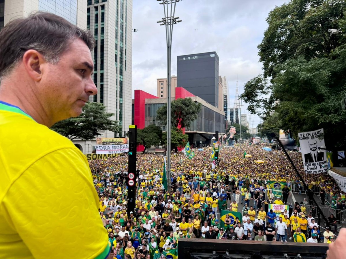 Ato na Paulista reúne Flávio Bolsonaro, Nikolas Ferreira e governadores | Política