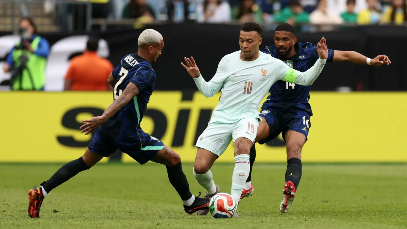 Seleção Brasileira desperdiça chances e é derrotada pela França em amistoso