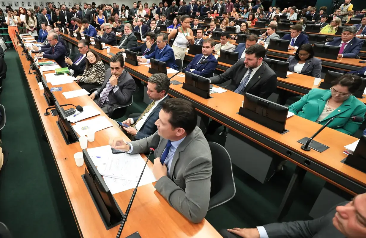 CCJ da Câmara dá aval a PEC que propõe fim da escala 6x1