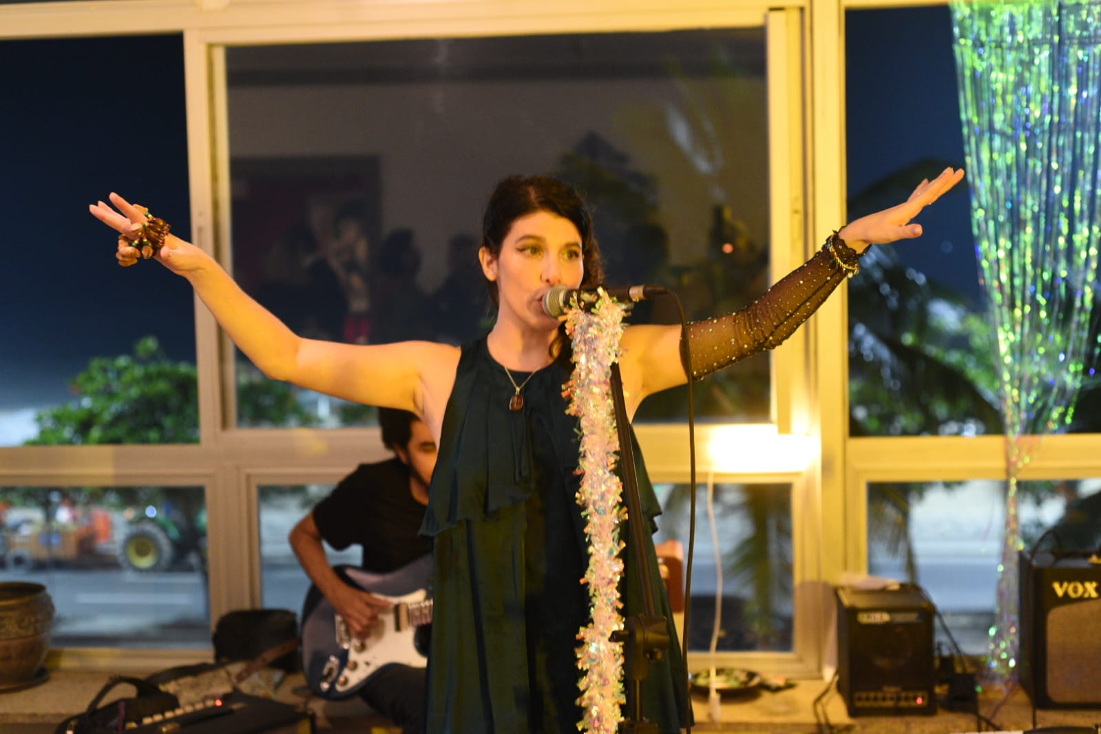 Noite de charme em Ipanema: Christine Valença celebra lançamento de vinil em evento exclusivo