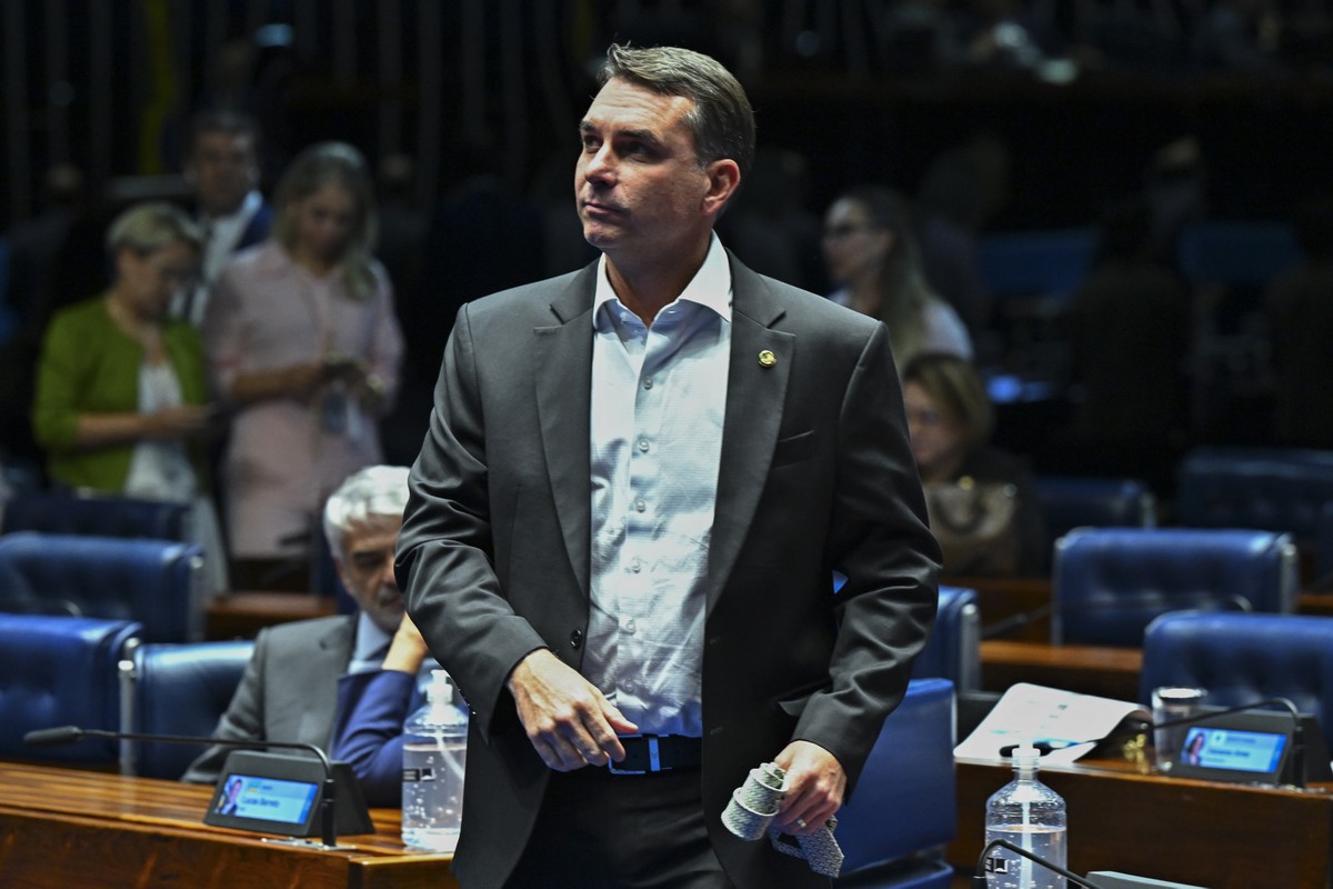 Flávio Bolsonaro critica STF, defende Zema e pede que não haja 'interferência' na eleição | Política