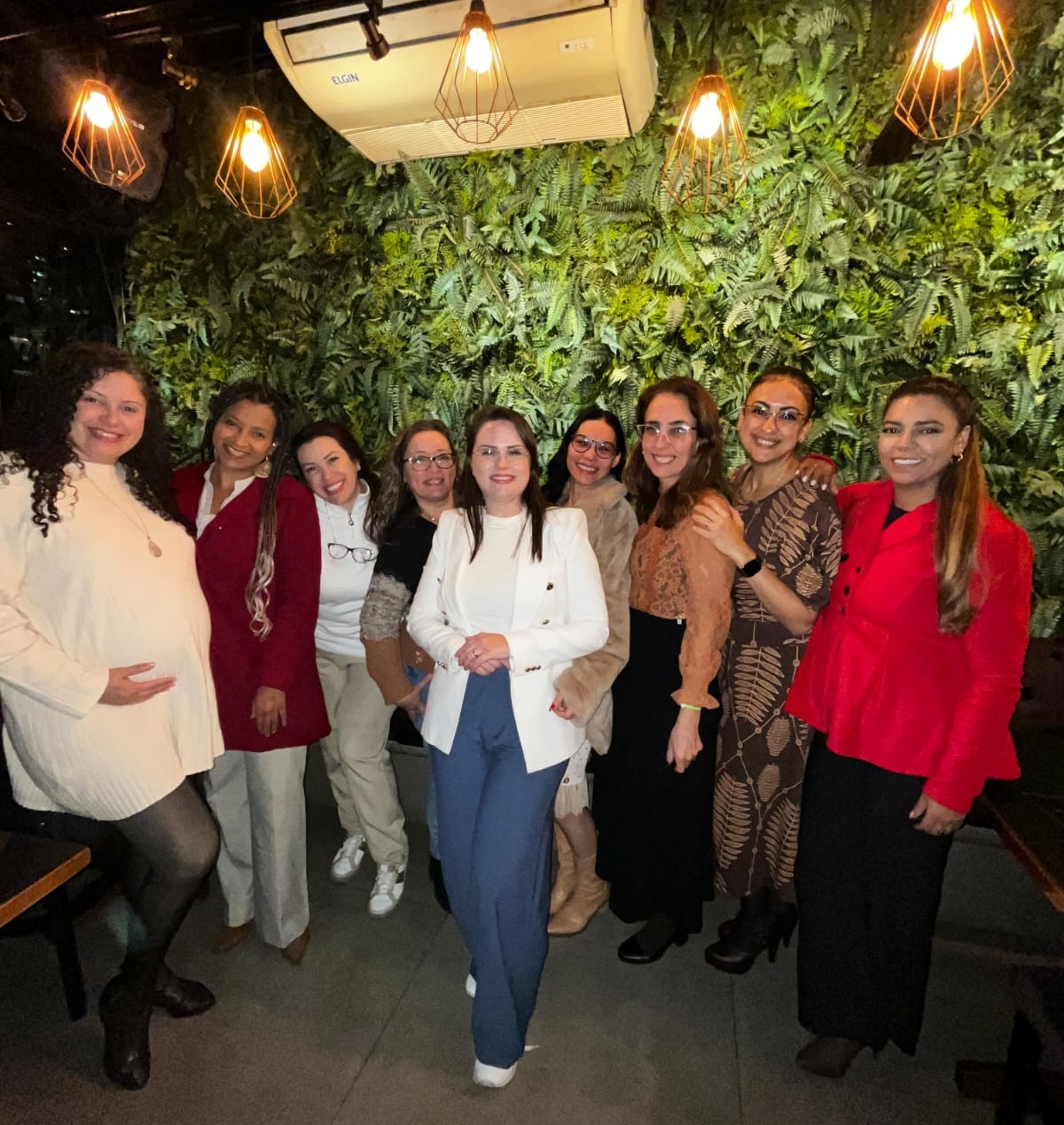 Comunidades femininas ganham força fora das redes sociais e impulsionam apoio real entre mulheres, negócios e desenvolvimento