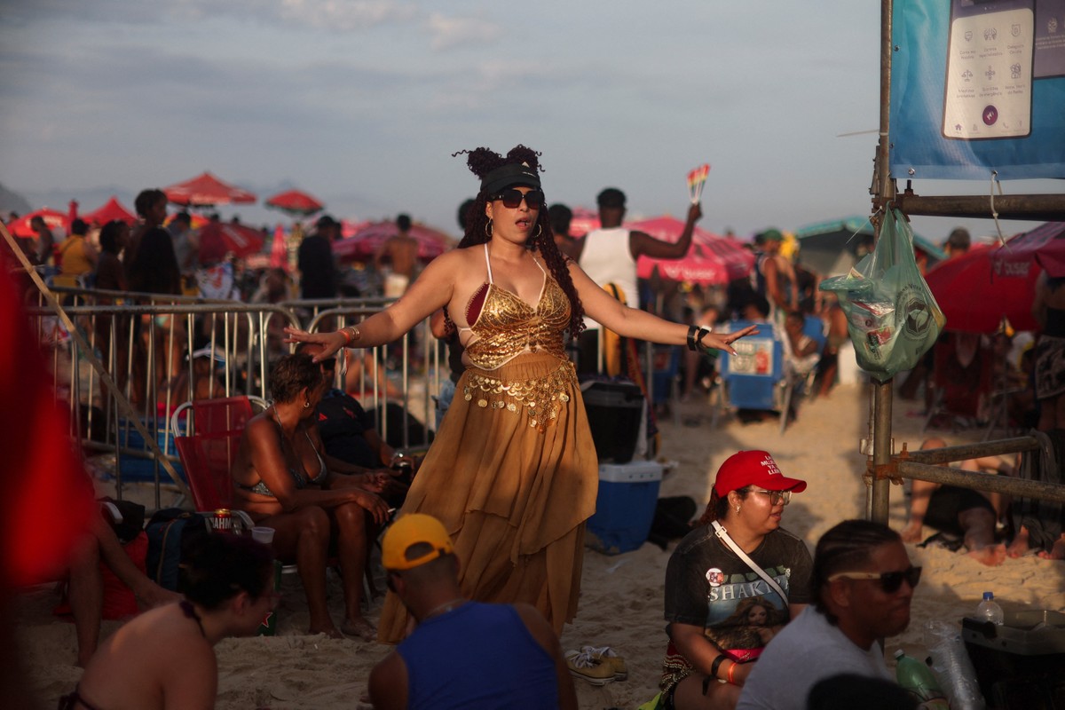 Fãs de várias regiões do Brasil e do exterior ocupam Copacabana à espera de Shakira | Empresas