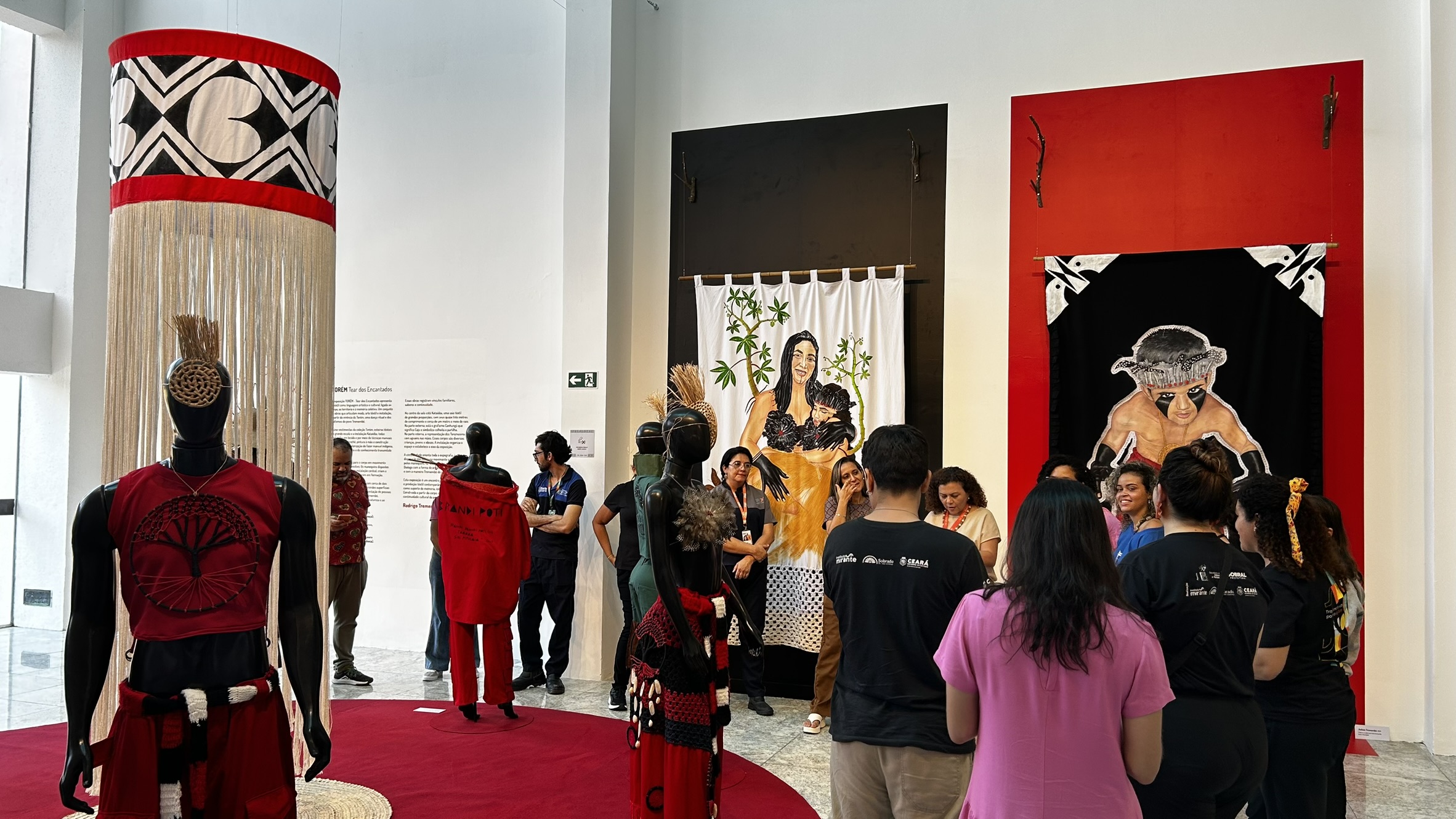 Teatro Carlos Câmara recebe visita guiada da comunidade da Sabiaguaba à exposição “TORÉM – Tear dos Encantados”
