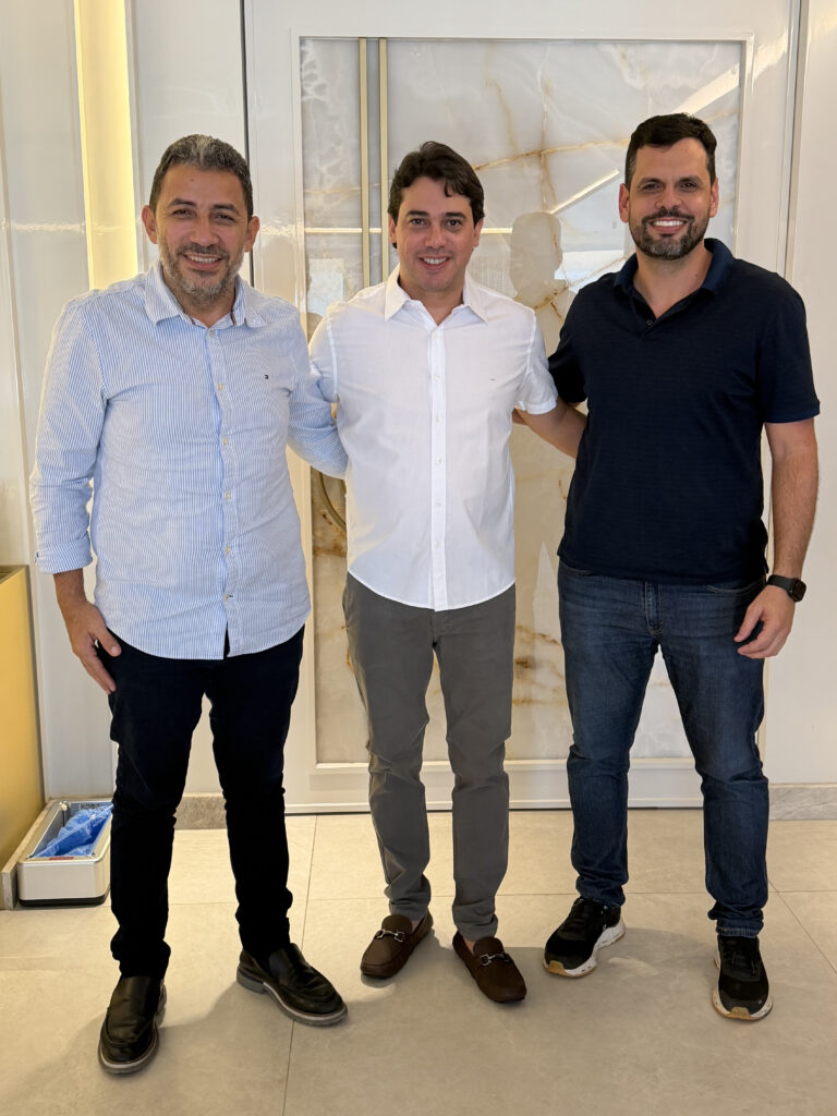 Emanuel Acrísio e Dr. Gerônimo articulam aliança com Junior Mano para eleições de 2026