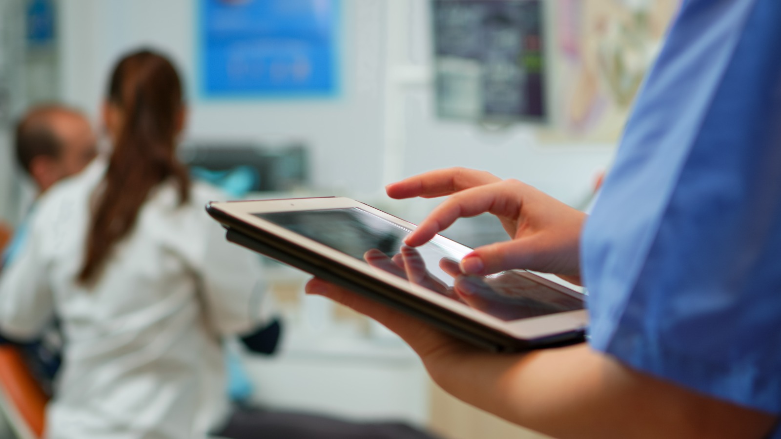 Plataforma brasileira usa tecnologia para organizar pesquisas médicas e facilitar acesso a tratamentos baseados em evidências