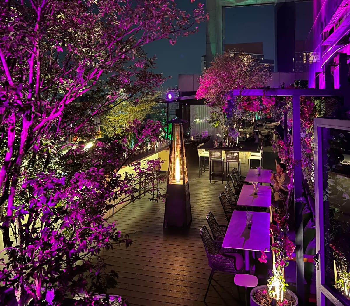 DJ Lieh conduz a noite de sexta-feira no 300 Sky Bar, em São Paulo