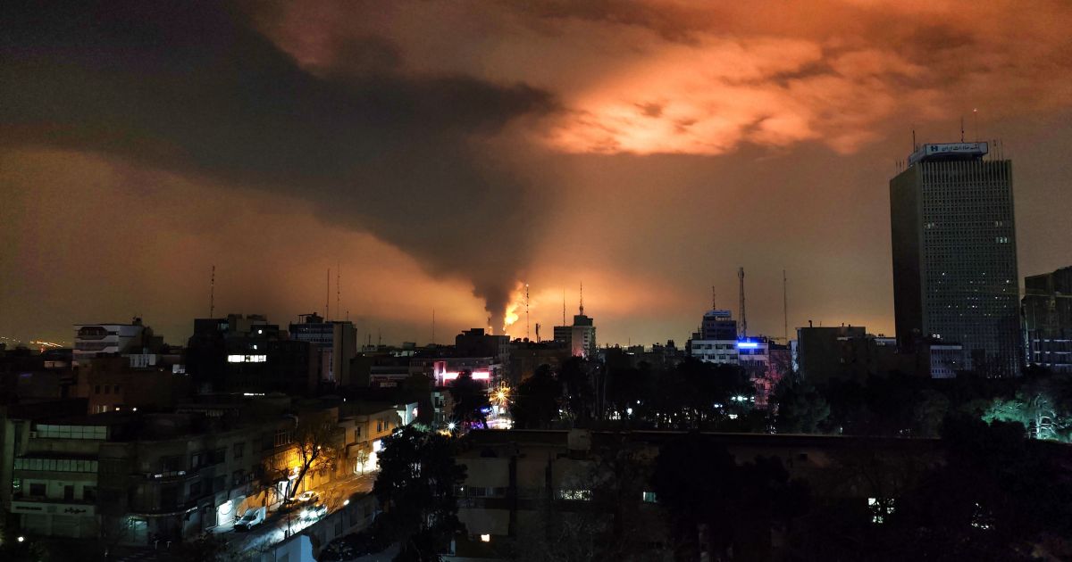 Irã e Israel afirmam ter suspendido ataques em meio à pressão de Trump