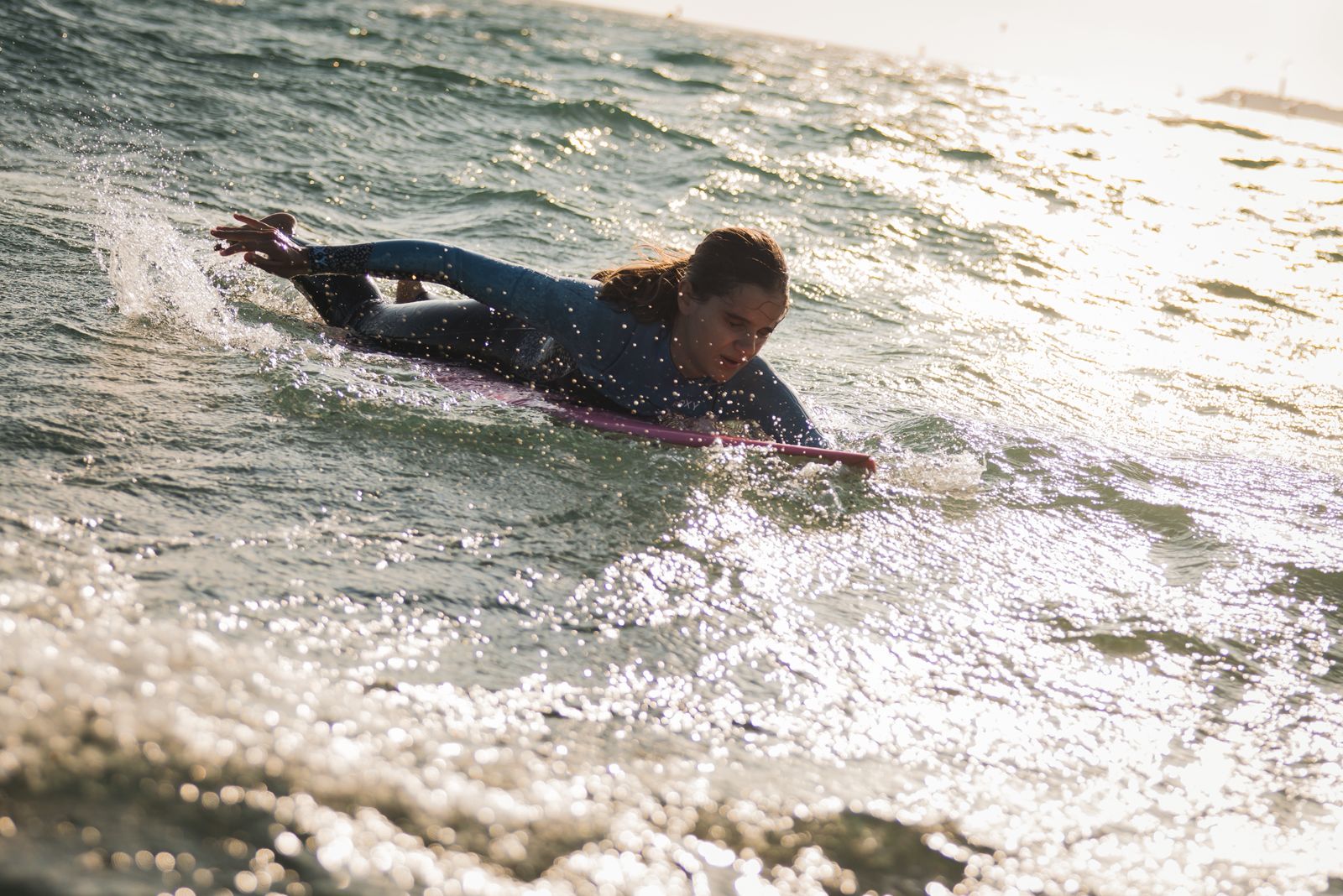 Tetra Campeã Mundial de surf vem a Santos para comemoração dos 35 anos da Escola Radical