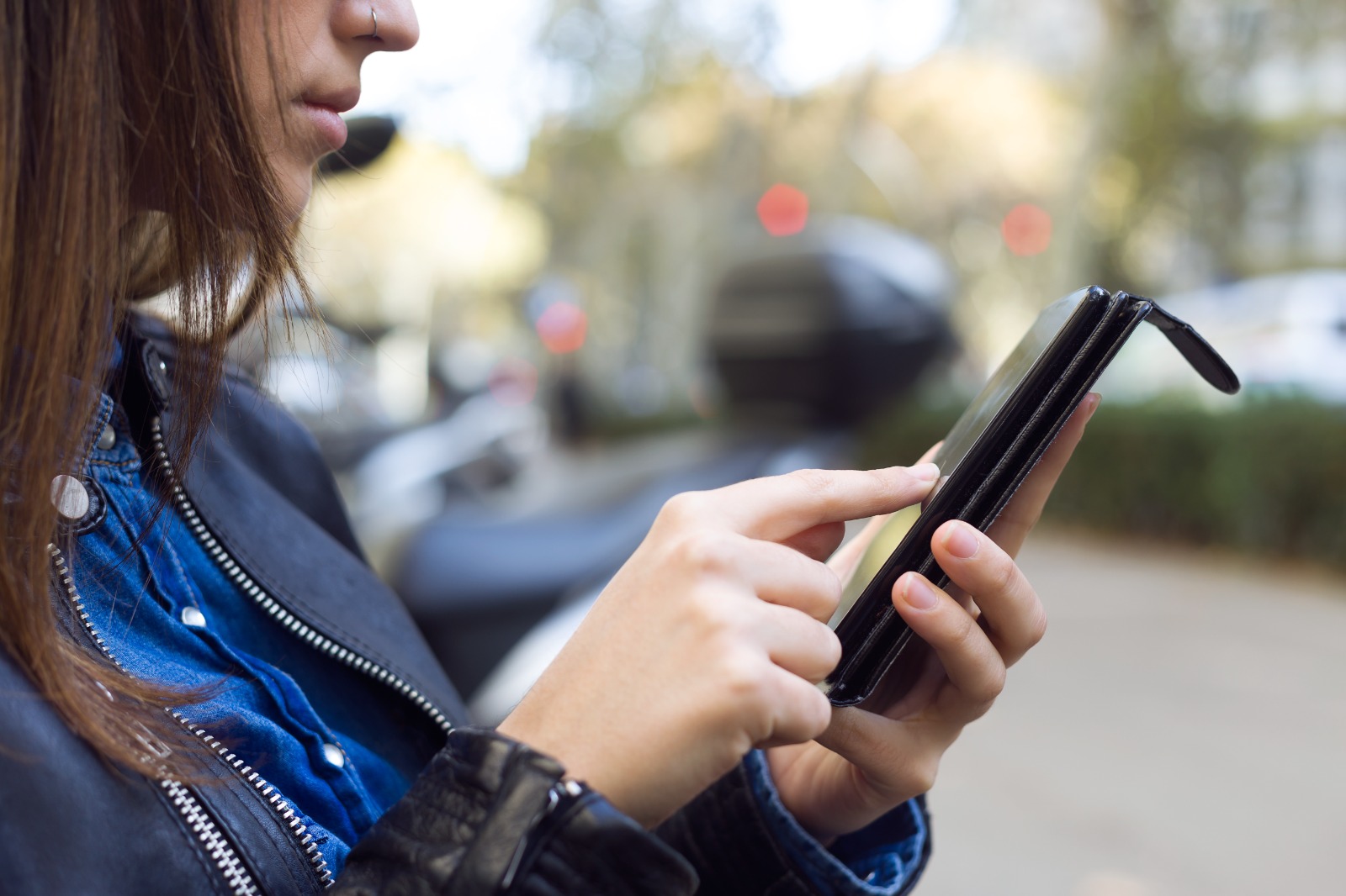 Alta nos roubos de celulares transforma smartphone em principal alvo urbano e acende alerta sobre segurança digital