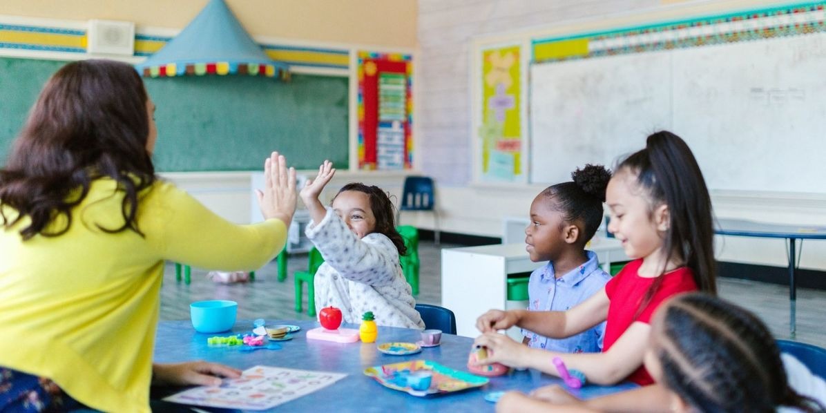 Como projetos artísticos estão ajudando escolas públicas a fortalecer autoestima e pertencimento entre estudantes