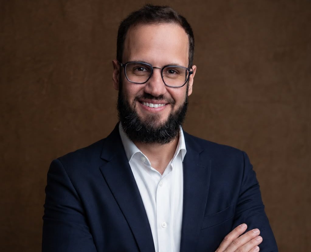 Varejo brasileiro mantém sinais de desaceleração, mas consumo segue resiliente, avalia Paulo Brenha