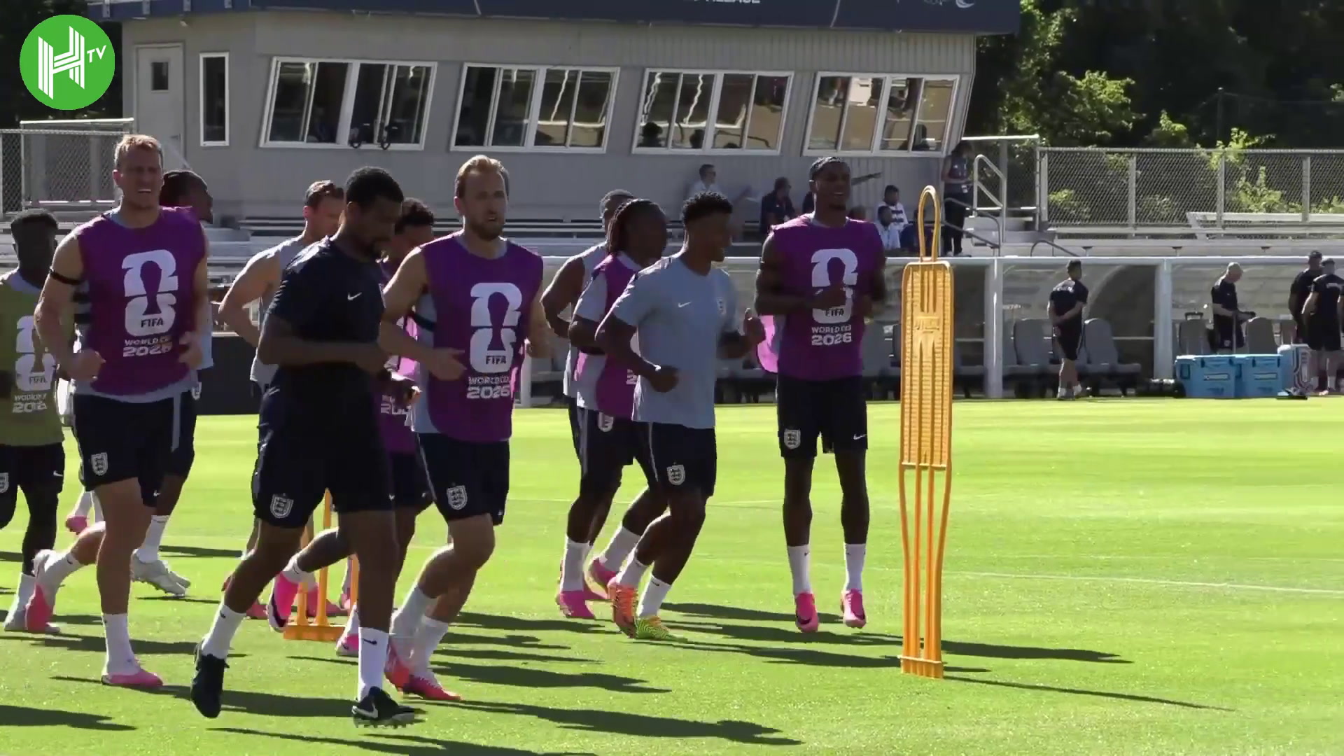 Inglaterra é recebida por torcedores em seu primeiro treino no Kansas
