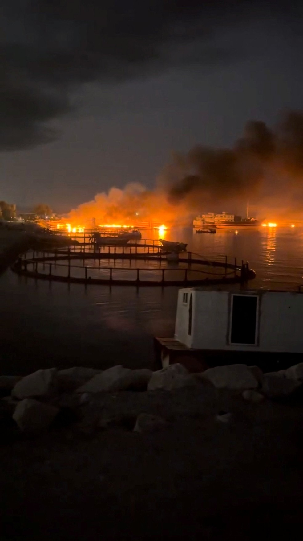 Fumaça sobe de um porto próximo ao Estreito de Ormuz , após um ataque dos EUA em Kuhestak, província de Hormozgan, Irã, em 8 de julho de 2026, nesta captura de tela obtida de um vídeo de mídia social — Foto: Mídia Social/via REUTERS