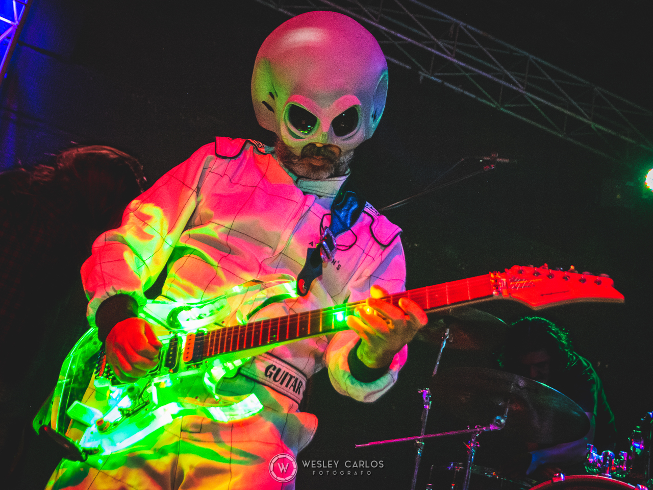 Alien Guitar transforma rock, ficção científica e tecnologia em um espetáculo imersivo único no Brasil