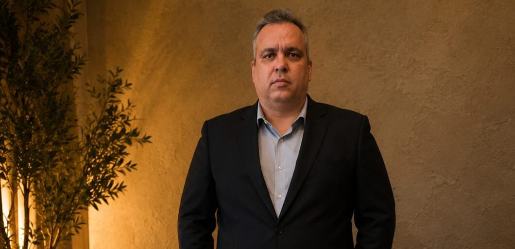 Roman Aguiar lança livro sobre transformação pessoal e apresenta metodologia que une desenvolvimento humano, estratégia e autoconhecimento