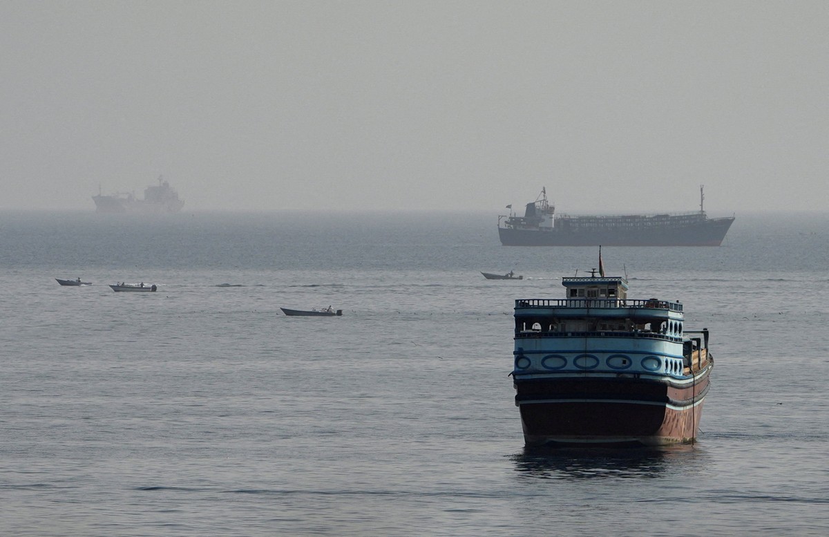 Irã afirma estar perto de acordo com Omã para rota temporária de navegação no Estreito de Ormuz | Mundo