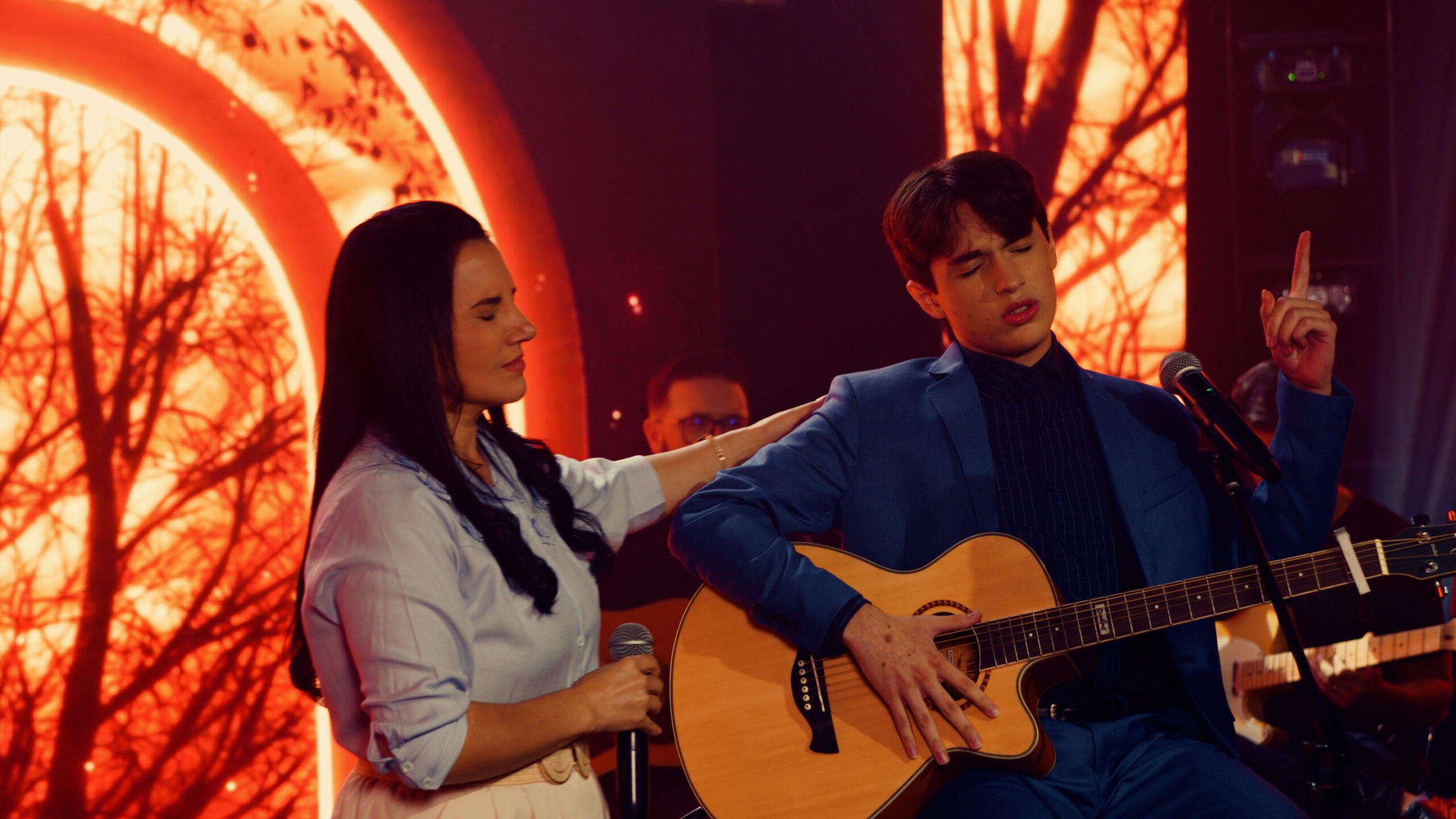 Aos 18 anos, Nicolas Henrique vive nova fase na música gospel ao lado da mãe, Giselli Cristina