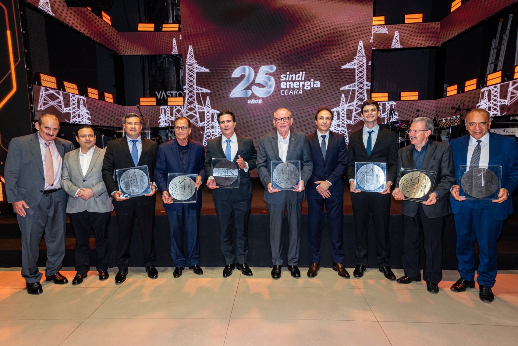 Sindienergia celebra 25 anos e homenageia lideranças do setor energético cearense
