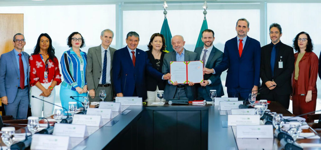 Lula anuncia reajuste de 15% no Bolsa Família