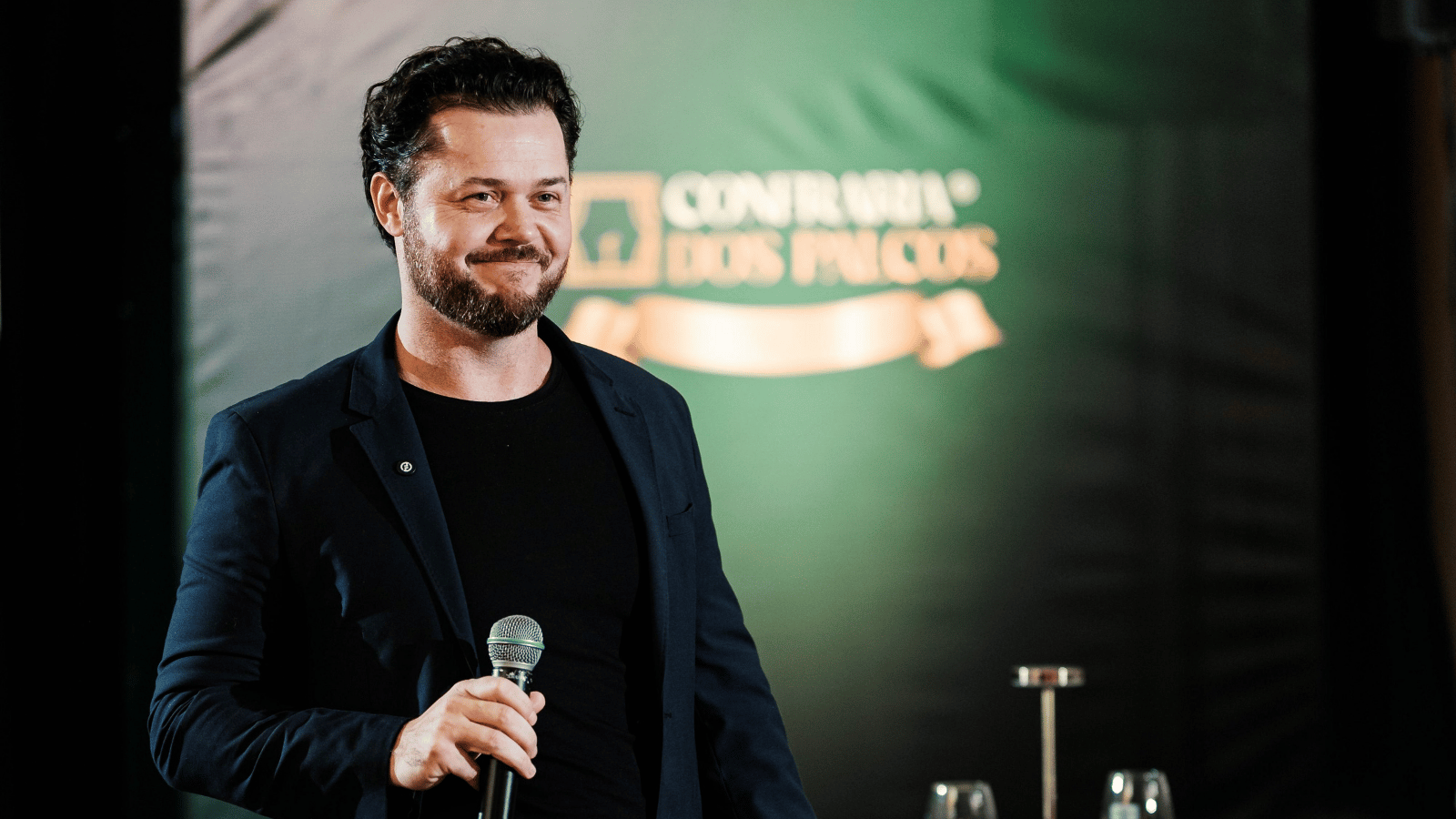 Consultor empresarial fortalece atuação nos palcos e destaca desenvolvimento contínuo na Confraria dos Palcos