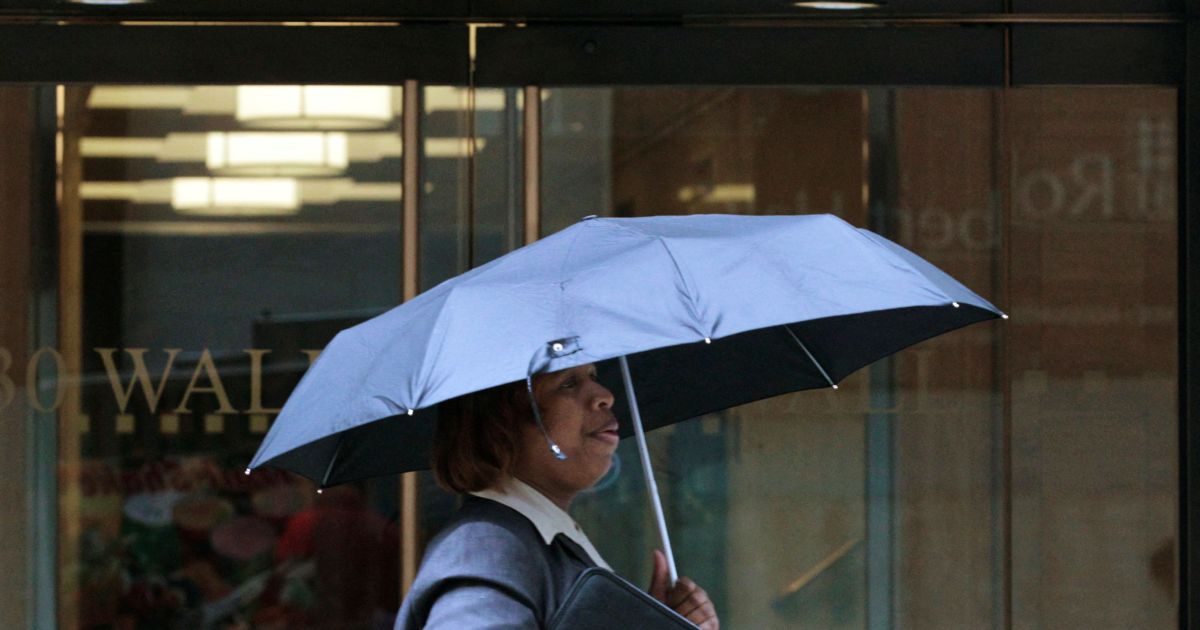 Wall Street fecha em baixa com venda global de títulos e alta do petróleo