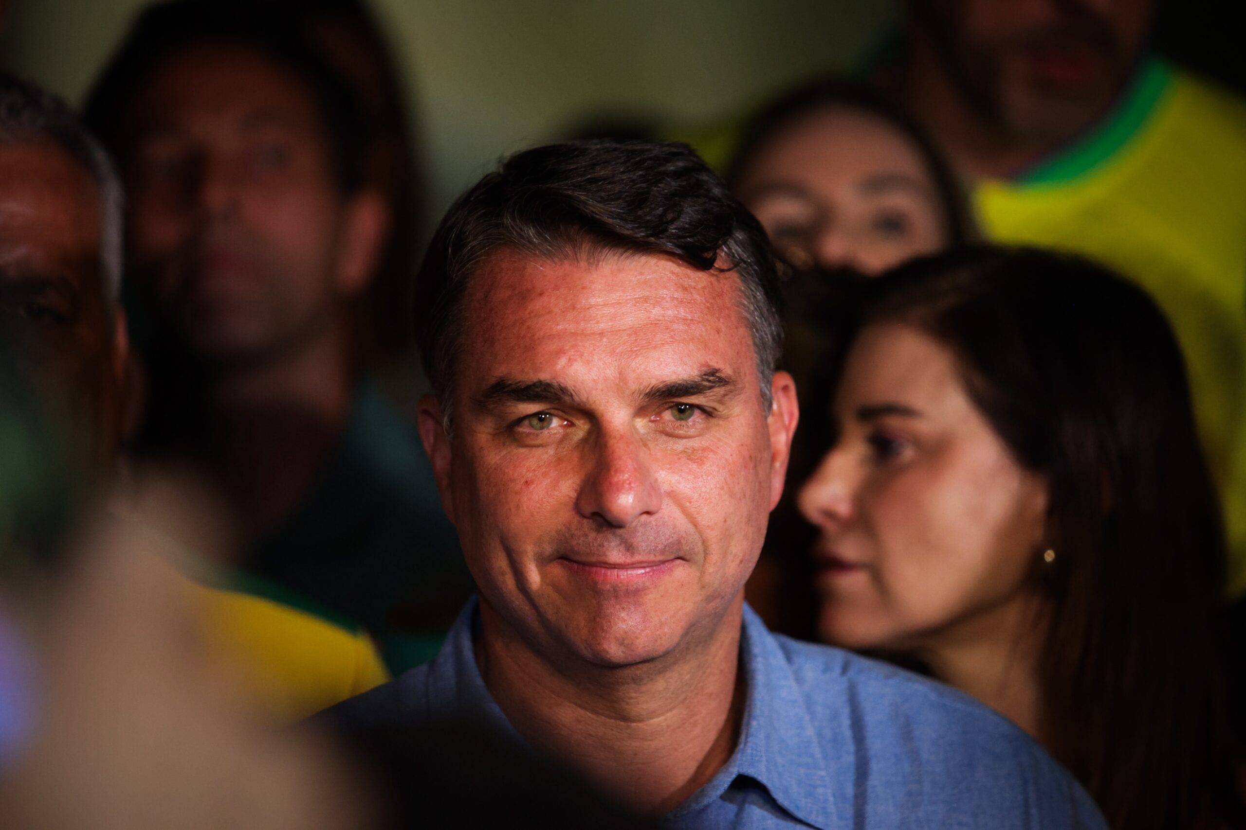 Flávio diz que sofreu 'pré-julgamento' por pedido de dinheiro a Vorcaro para filme sobre Bolsonaro